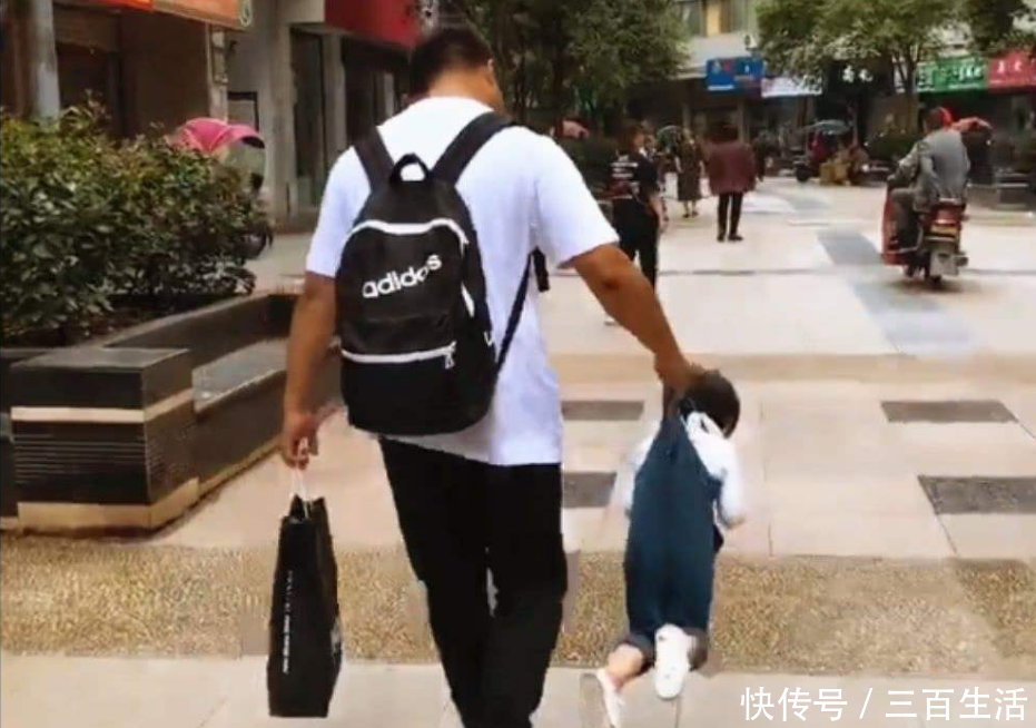 打球|爸爸带娃火了，打球带娃两不误，网友：爸爸带娃活着就好