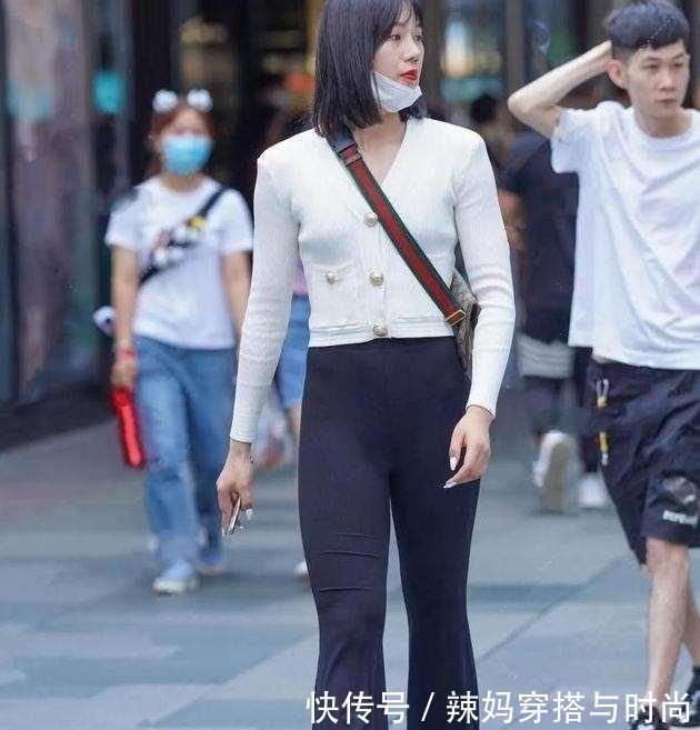 比基尼 用时尚打底裤穿出高贵冷艳风,跟头发的颜色交相辉映,简单实用!