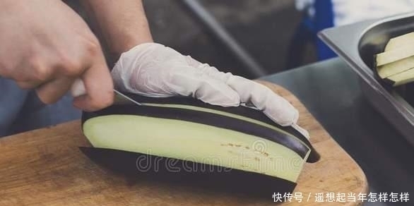 大厨|炒茄子切忌先放油，难怪油腻发黑，大厨教您一招，茄子香嫩不吸油