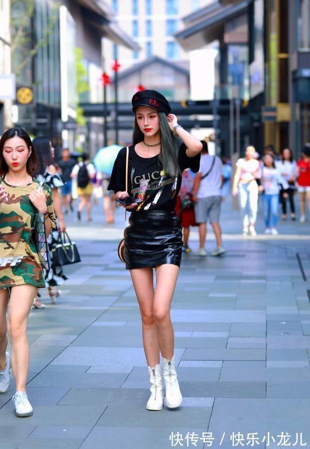 干净利落 牛仔服搭配白色打底裤,穿上卡其色的过膝靴,显得干净利落