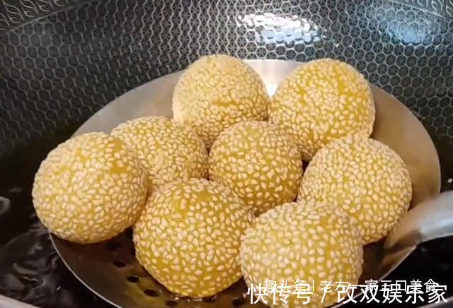 一碗糯米粉，开水一烫，教你做空心麻团，不开裂不回缩，个个空心