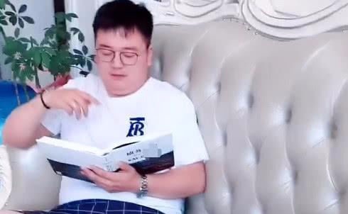 套路|“装模作样奶爸”带娃看书火了,娃走过最长的路,就是爸爸的套路