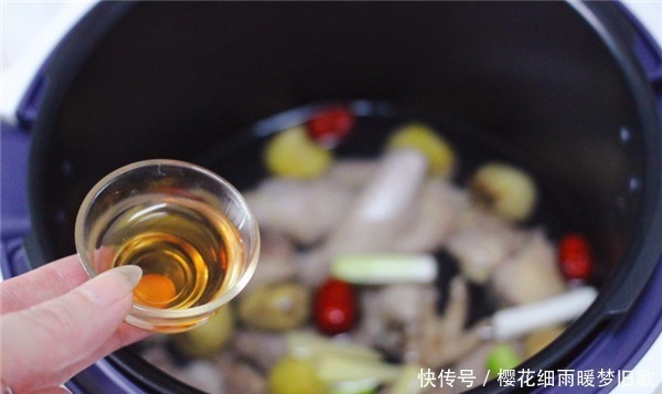 清炖鸡汤,直接炖大错特错!水中加点它,新鲜无腥味,营养少流失