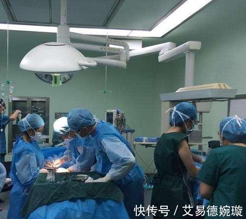 丈夫|丈夫贴心给孕妻洗澡, 突然下身出血, 送医后医生大骂丈夫无知