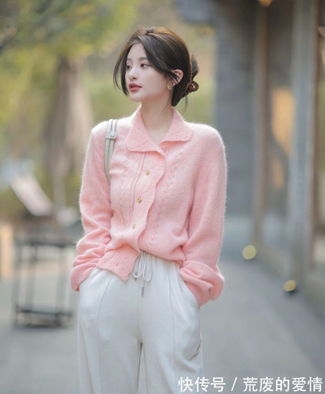 姐妹 冬天就适合穿“粉色毛衣”,保暖温柔又有格调,清新减龄又显气质