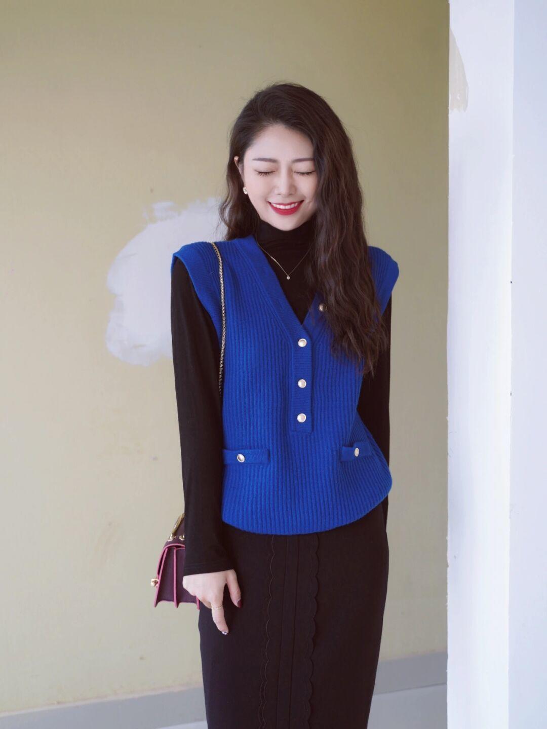 克莱因蓝 毛衣搭配时尚感加倍,4个实用款式,太适合日常出街穿了