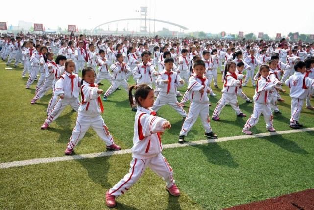 学习成绩|母亲带厌学儿子到工地抹水泥，一个月后却更愁了，这孩子是没救了