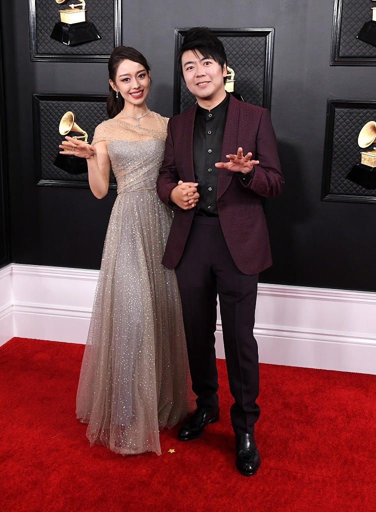 薄纱|郎朗的小娇妻吉娜身材绝了!穿薄纱连衣裙展现S曲线感,高级优雅