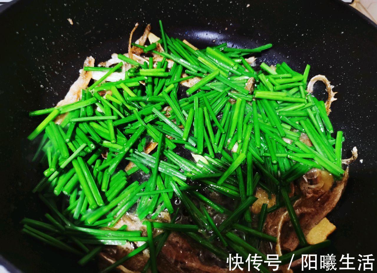 炒制|韭菜苔炒小鱼干,美味可口,营养健康