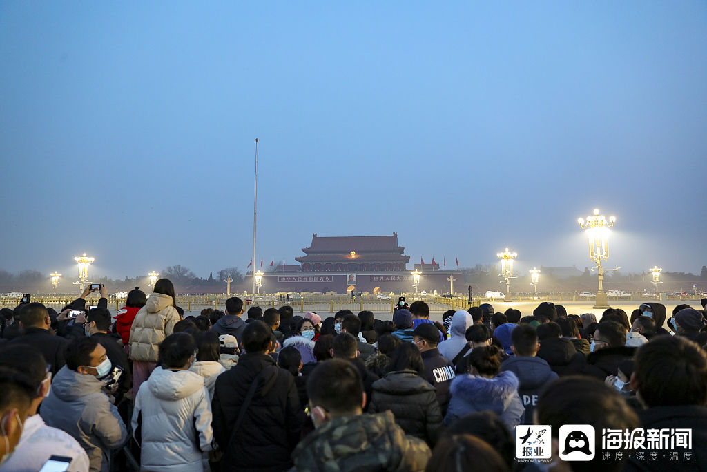 北京：正月初一 天安门广场举行升国旗仪式