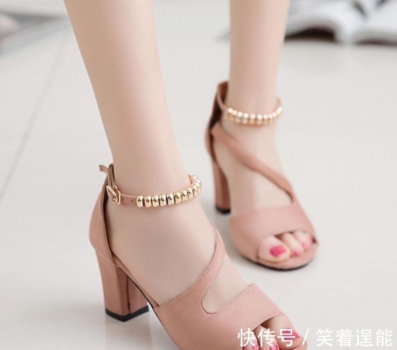 水钻 今年年人气最高的6双一字扣凉鞋,一起来露出美脚趾,女人味十足!