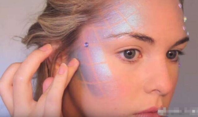 国外女子为追求时尚,居然用渔网袜化妆,取下丝袜后被惊艳到了!