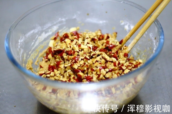 面粉只会做包子馒头不如做成发糕,一拌一蒸,又松软又香甜