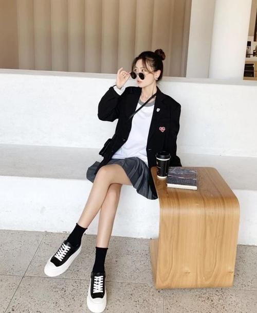 饼干 帆布鞋已经失宠了,今年最火的鞋子是“饼干鞋”,时髦显瘦又显高