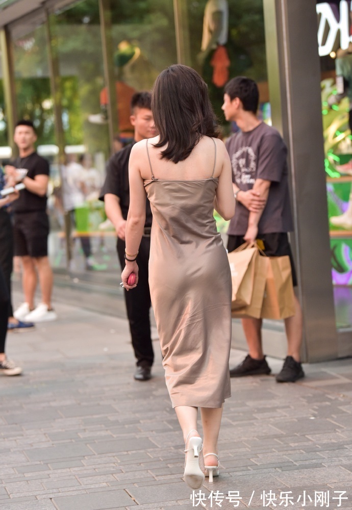 真丝|初秋“辣妈穿搭,选择吊带连衣裙,展现别致成熟魅力!