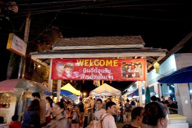 摊主|泰国清迈夜市成游客必打卡项目，为吸引中国游客，摊主各出奇招