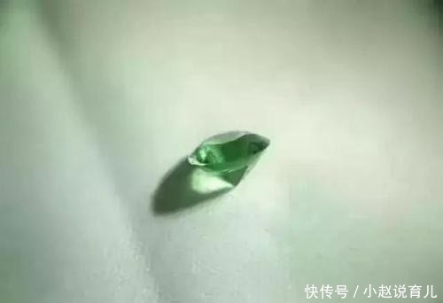 用酒瓶做的祖母绿钻石!你别说,如果不是这个酒瓶,还真的很像宝石!