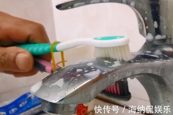 妙用|2个旧牙刷绑在一起太厉害了，我也是今天才知道，一年能省不少钱
