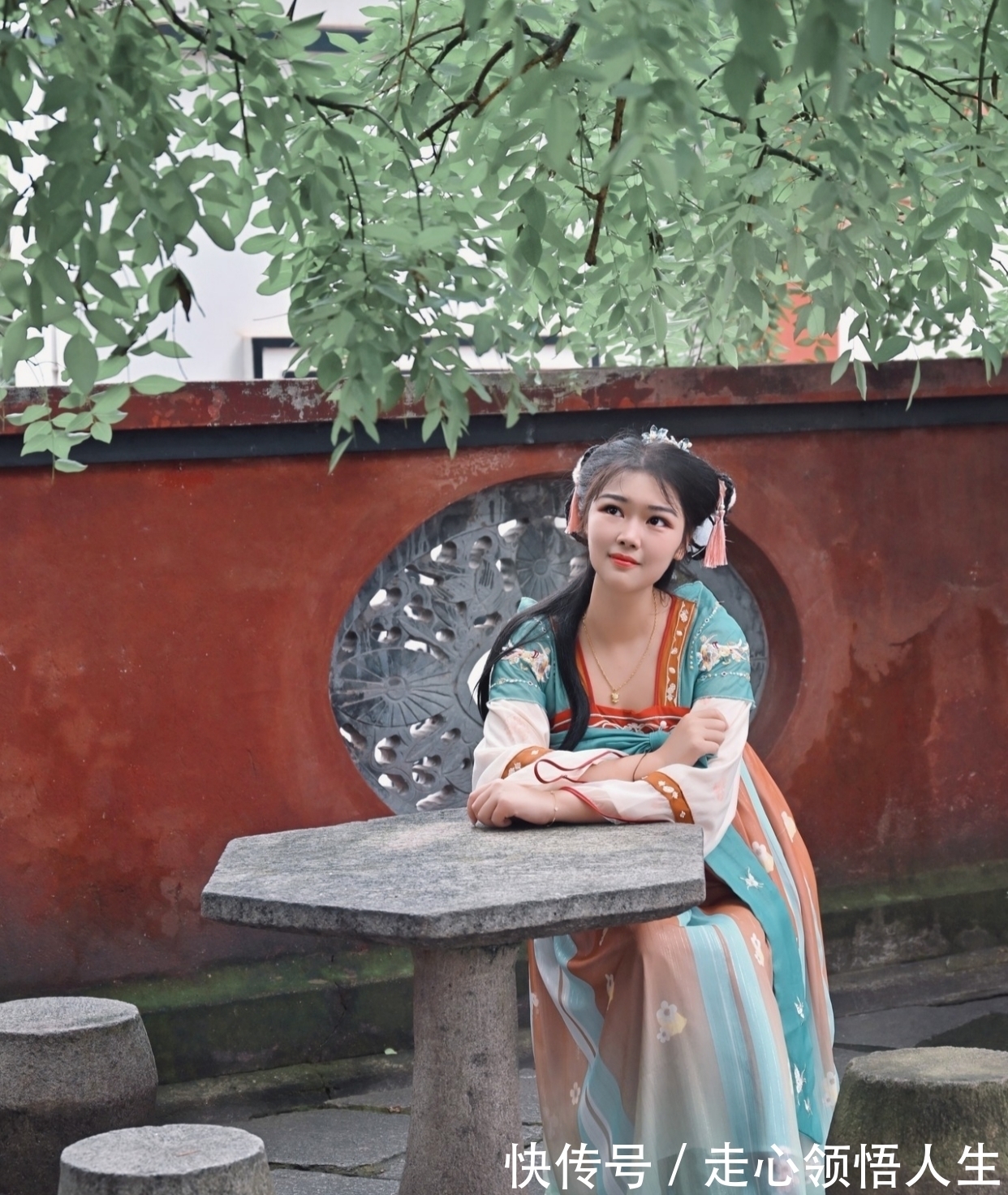 云过@采桑子·词:约会佳期。青竹红枫,莹露入新词