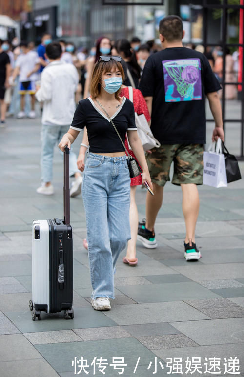 宽松|牛仔裤搭配不简单,鞋子搭配很关键,选对才能拥有时尚气质