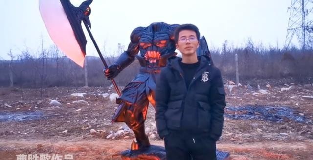 炫酷|UP主用轮胎制作始祖巨人,肌肉纹路炫酷,还不忘安利巨人最终季