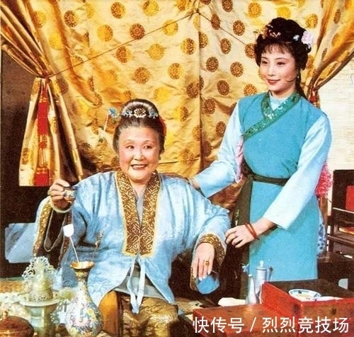 丑小鸭$贾母将荳官和蕊官分别给宝琴和宝钗有什么寓意?老太太真老辣