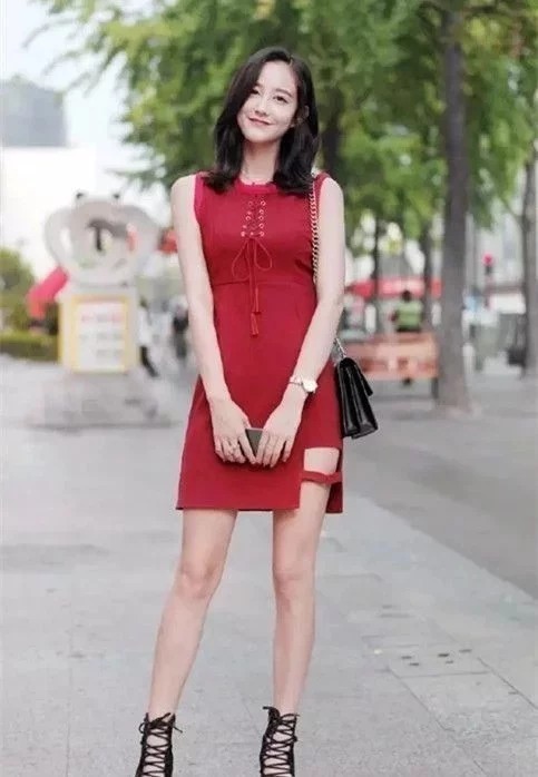 街拍:笑容甜美的小姐姐,穿着拼色外套,显得青春靓丽