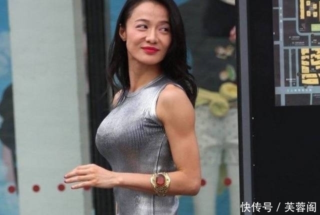 清纯|街拍：清纯可人的小姐姐，搭配有致柔美自然很吸引目光!