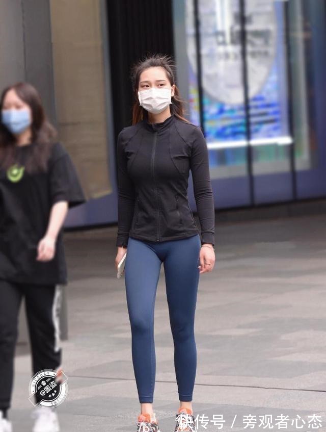 t恤 打底裤要搭配一双浅色的鞋子,个性混搭让人一见倾心,大方优雅