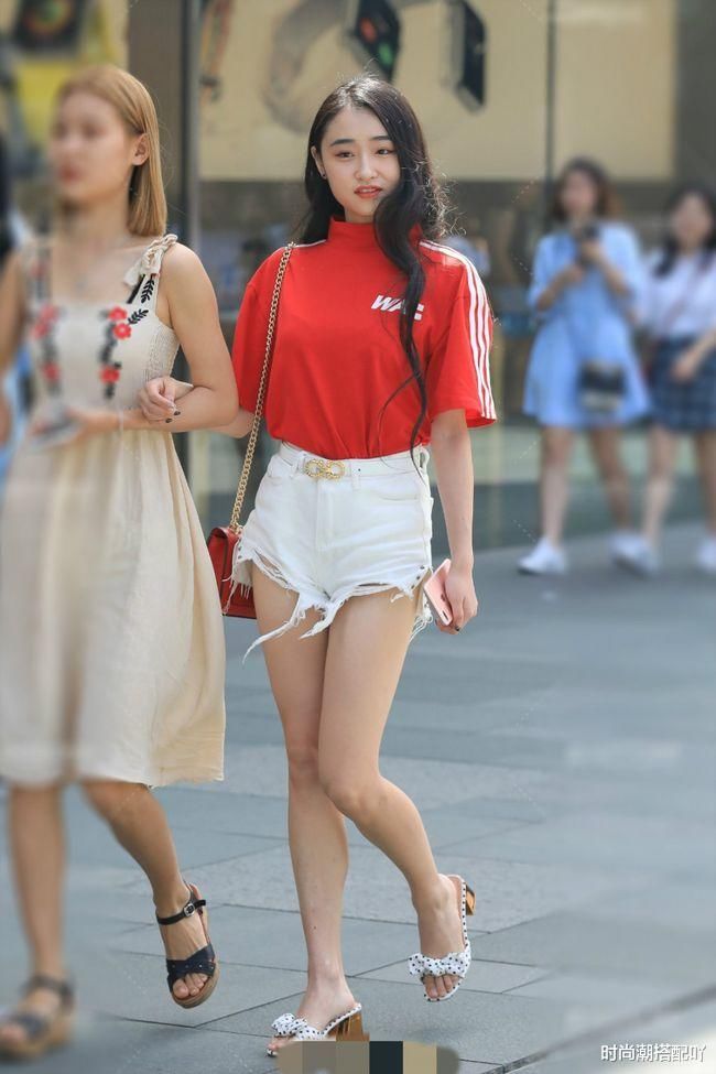 时尚街拍：长发及腰，这种美感真的很不一般