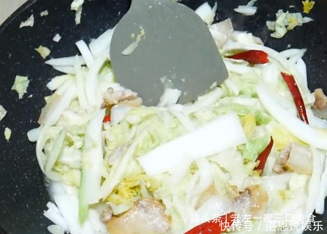 粉条|大厨教你白菜炖粉条最好吃的做法,吃起来热气腾腾,越吃越过瘾