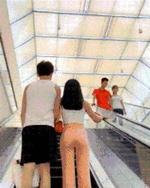 |搞笑GIF: 你们可要为我作证 是那个妹子自己撞过来的