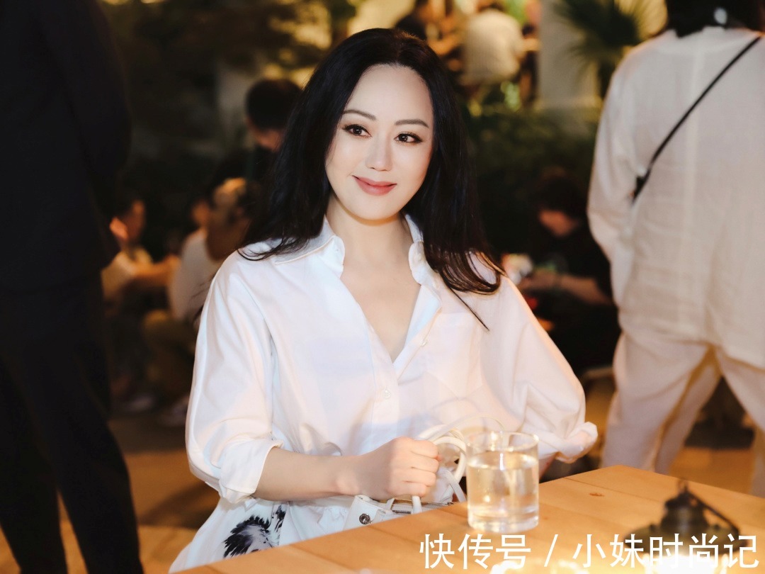 搭配|章小蕙才是真正的“上流贵妇”,穿白衬衫配半身裙,高贵又优雅