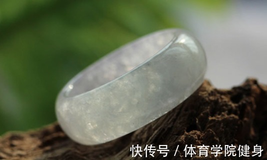 翡翠戒指 爱美的女生想购买首饰的话,就购买翡翠戒指,绝对不会后悔!