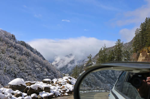 单人单车独闯夹金山 谁说两驱车不能挑战冰雪路