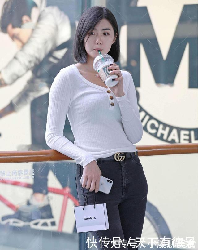 着装|白色圆领长袖搭配深灰打底裤，永恒话题，增添不少的着装可能