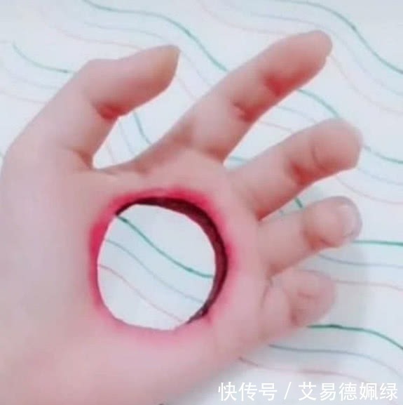 伤口#美术生都是“秀儿”吗?手掌作画玩出新花样,魔鬼看了都惭愧