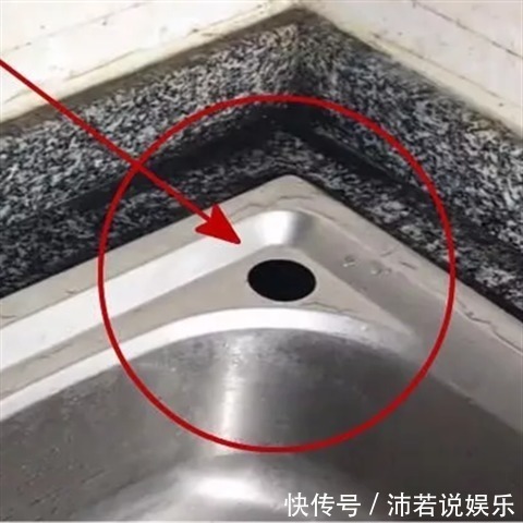 洗了十年碗才发现水槽边有个孔,一半人空着不用,聪明人悄悄用
