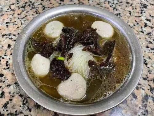 广西一家传承了五代人的牛腩粉店，24小时营业，一天能卖出1000碗