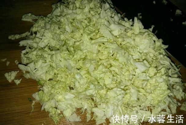 窍门|白菜猪肉馅饺子怎么做才好吃？牢记3个窍门，饺子不柴不腥鲜味足