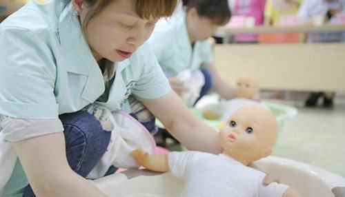 宝妈|坐月子,要请月嫂还是老人帮忙,月嫂一些利弊你要知道