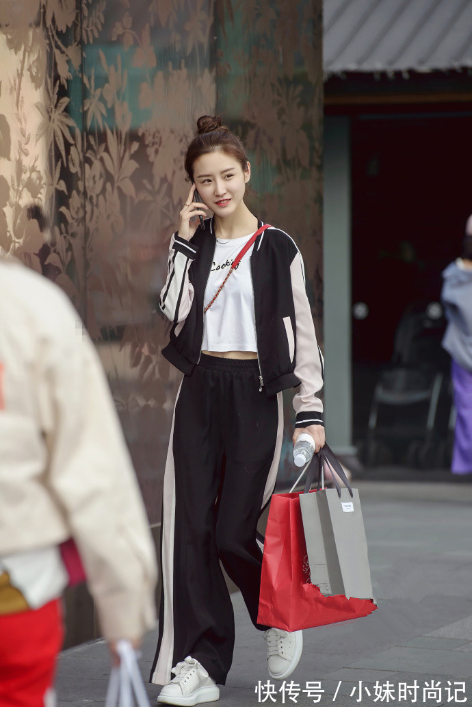百搭|成都街拍,黑白渐变连衣裙搭配白色运动鞋,简约随意又百搭