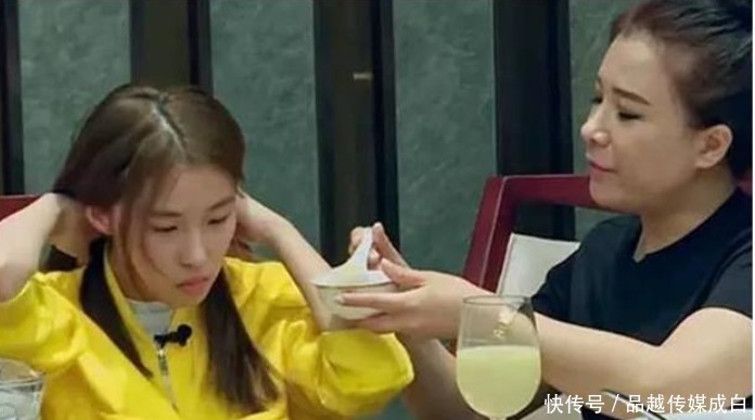 变形记16岁女孩,每天的花销上万、吃饭要人喂,如今变化如何?