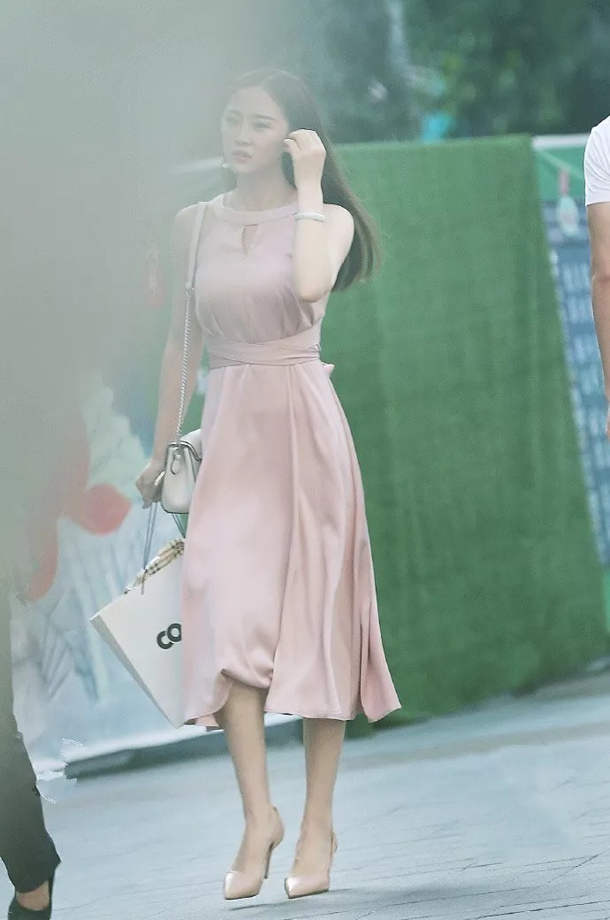 短裙|气质优雅的高跟鞋，让女性显得更有女人味