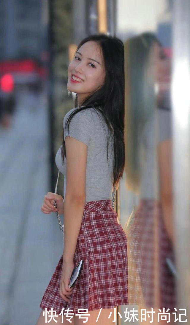 项圈|街拍:百褶裙搭配灰色体恤,好看极了,简单美才是动人的