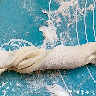 #暖冬酱在手,嗨吃部队锅#大骨煳锅贴