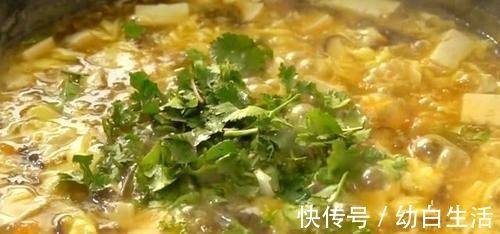 冬天天气寒冷又干燥,而这锅汤出现的频率是最高的,不到10元钱,常吃个子长得高