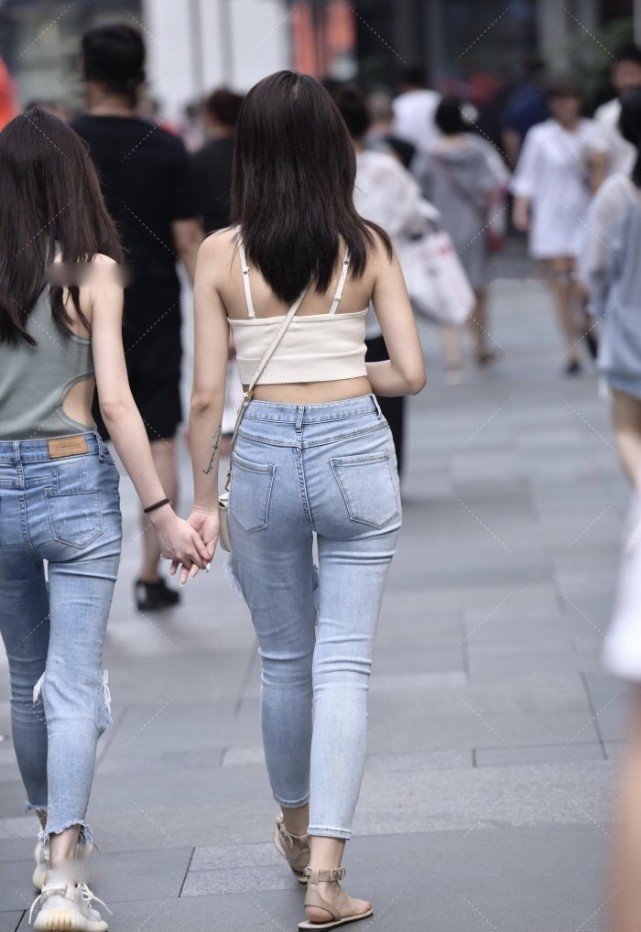 白色上衣 闺蜜俩逛街走乞丐风引人注目,白色上衣的“炫腹”搭配休闲又时尚