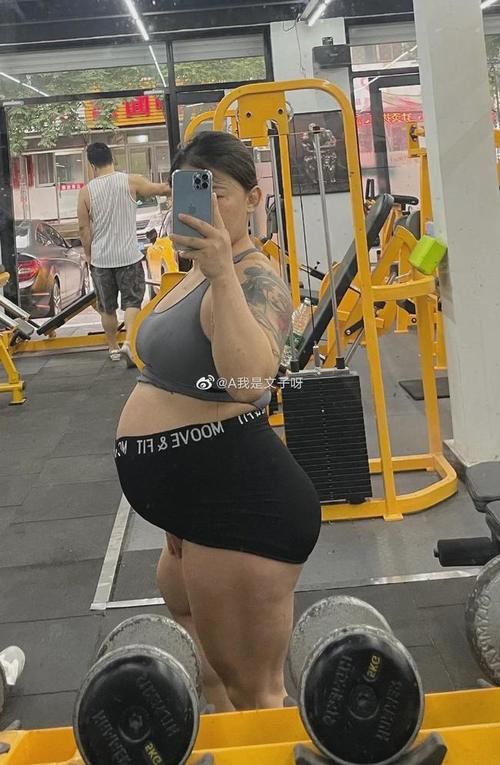 深蹲|9个月孕妇,生产前夕挺巨肚做负重40斤做深蹲!网友:震惊我全家