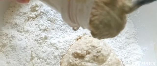 花生米里加2个鸡蛋,比红烧肉还香,我家一周吃3次,每次上桌抢光